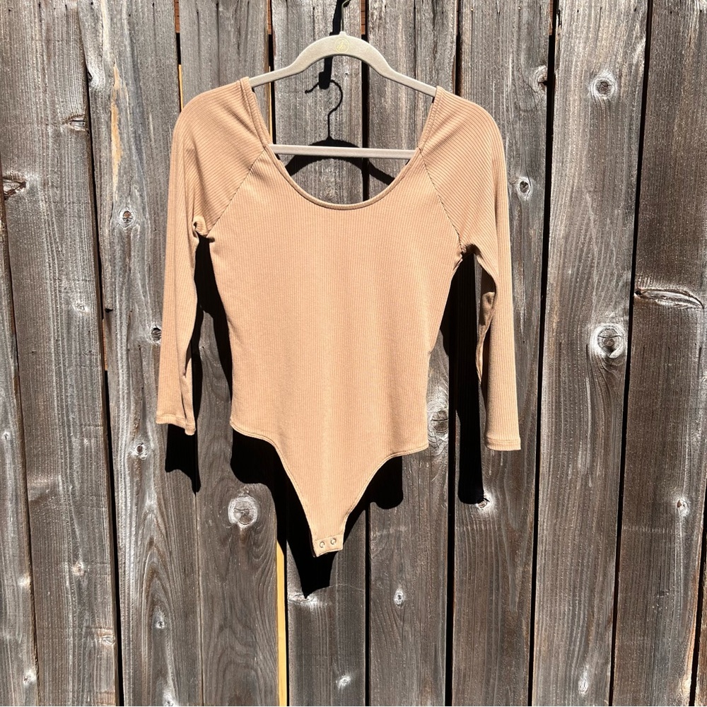 Banana Republic scoop neck tan ribbed 3/4 length sleeve bodysuit size small